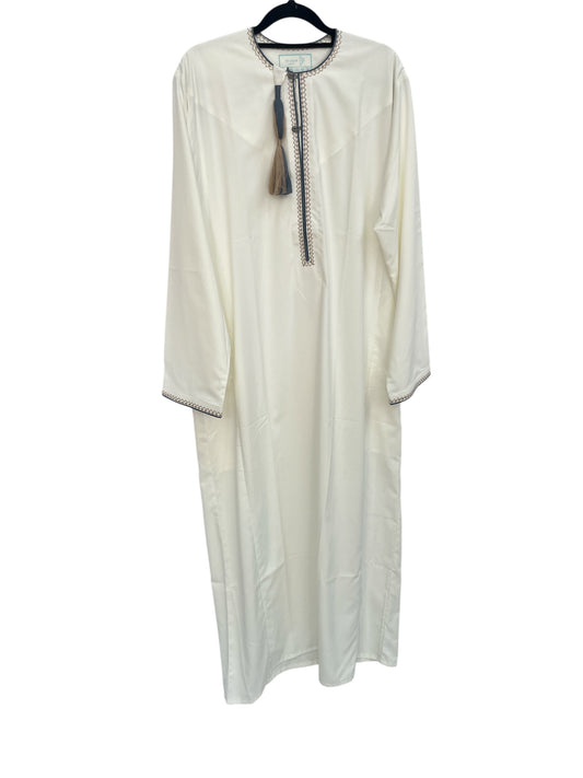 Elegant White Moroccan Thobe with Embroidered Trim – Sizes 52 & 54